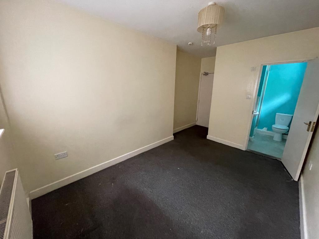Lot: 15 - SIX LETTING ROOMS ALL WITH EN-SUITES - Bedroom three with en-suite